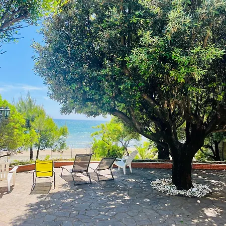 Villa GREG stupenda location sulla spiaggia con accesso diretto al mare-3