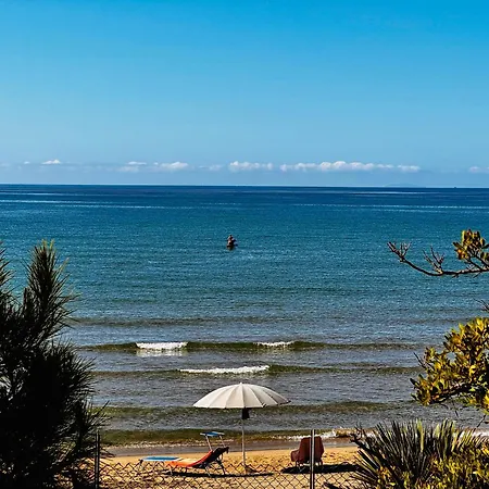 Villa GREG stupenda location sulla spiaggia con accesso diretto al mare-2